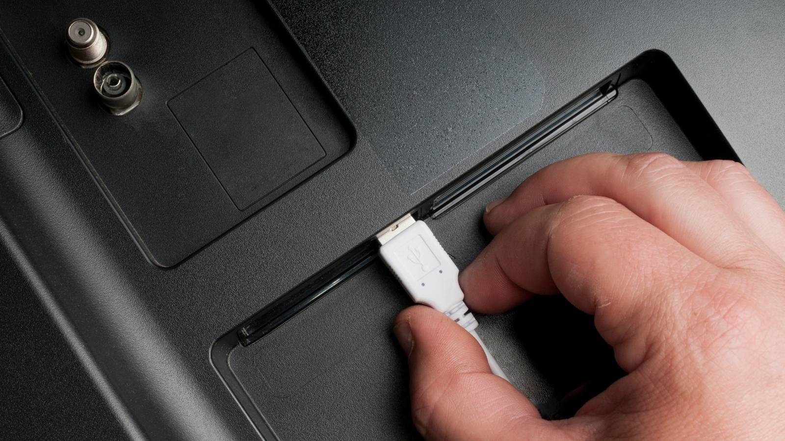 Plex vs. Plugging a drive into your TV: The pros and cons