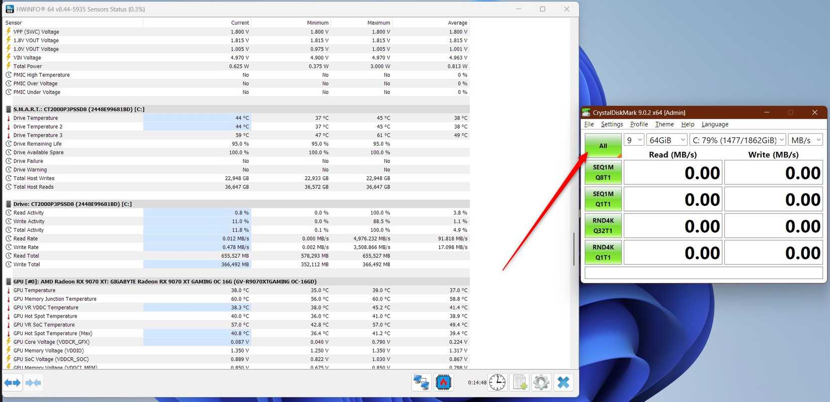 HWiNFO e CrystalDiskMark rodando lado a lado.