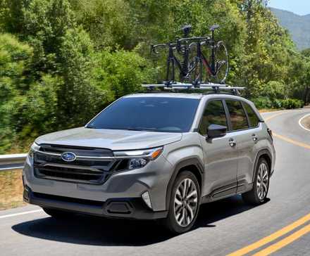 Вид спереди Subaru Forester 2025 года