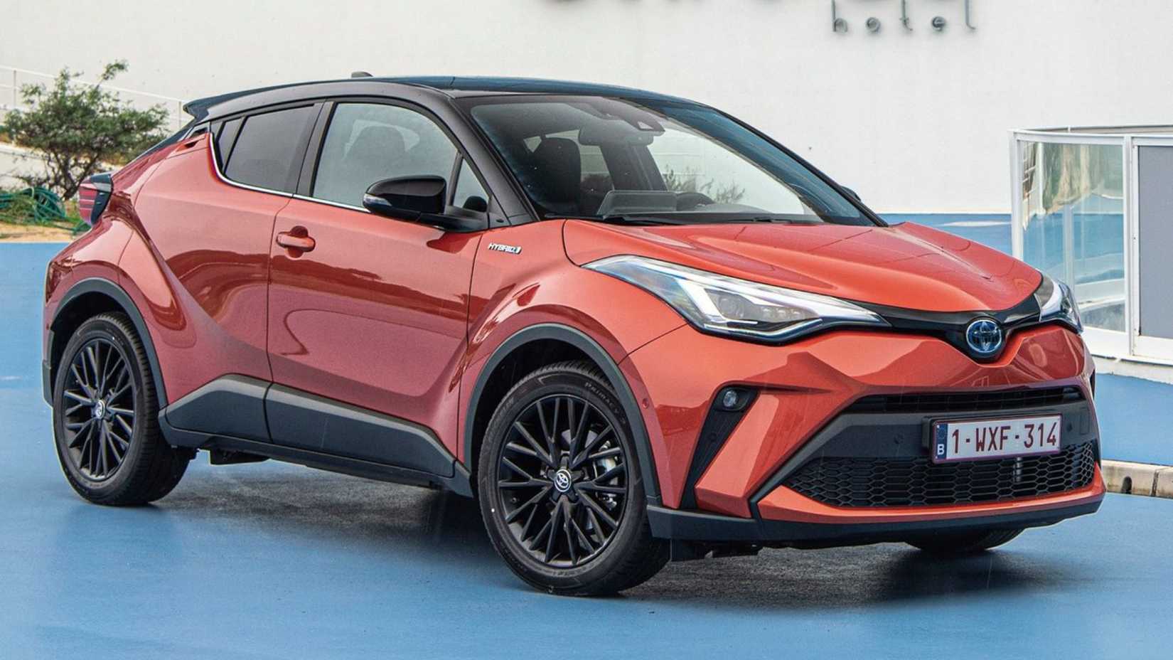 Toma estática de 3/4 del frente de un Toyota C-HR 2020 naranja.