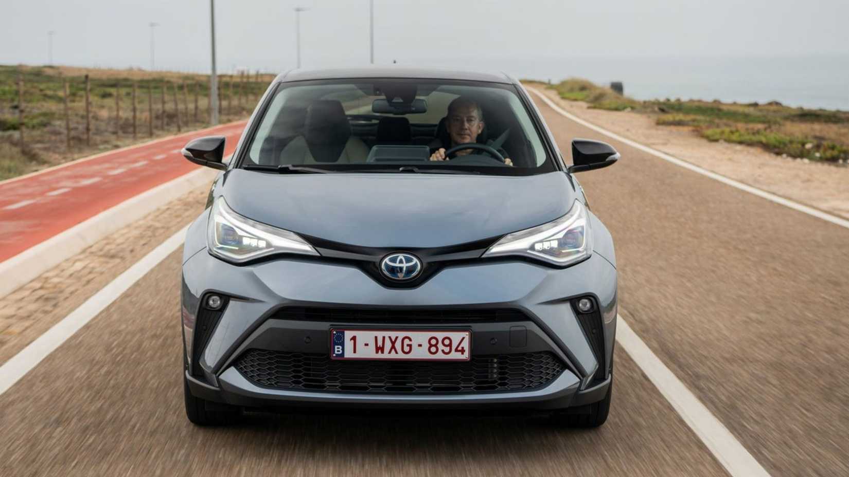 Toma dinámica del frente de un Toyota C-HR 2020 gris.
