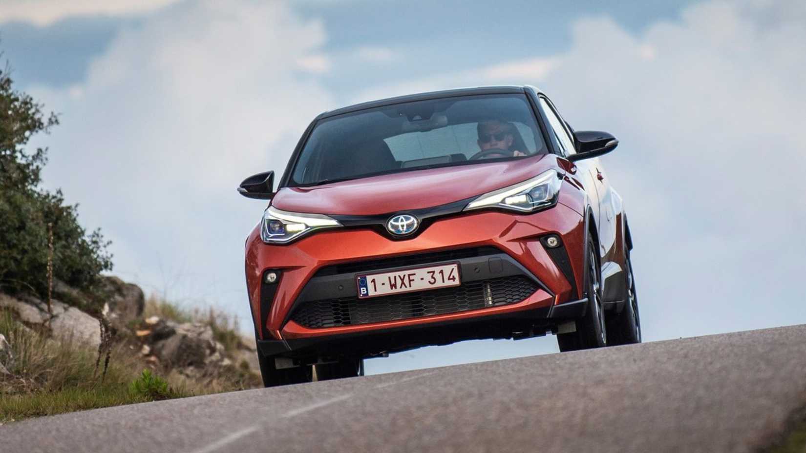Toma dinámica del frente de un Toyota C-HR 2020 naranja.