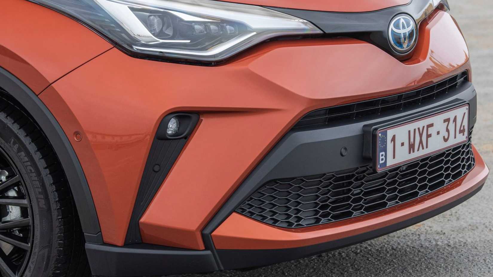 Primer plano de la parte delantera de un Toyota C-HR 2020 naranja.