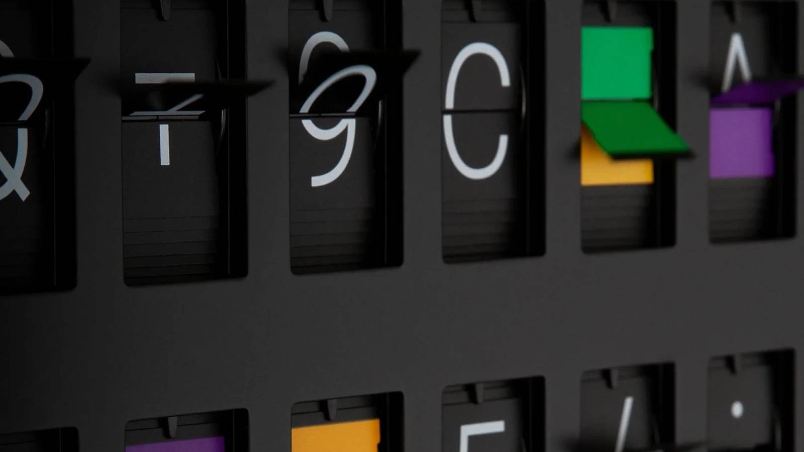 Vestaboardのフリップドットが反転する様子をクローズアップ