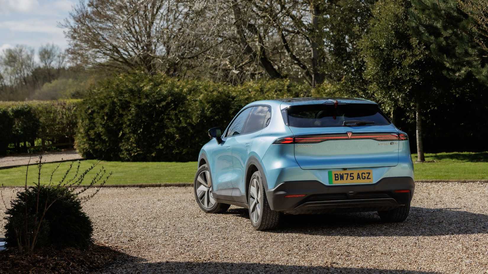 Dynamic rear-end shot of a blue 2026 Changan Deepal S05.