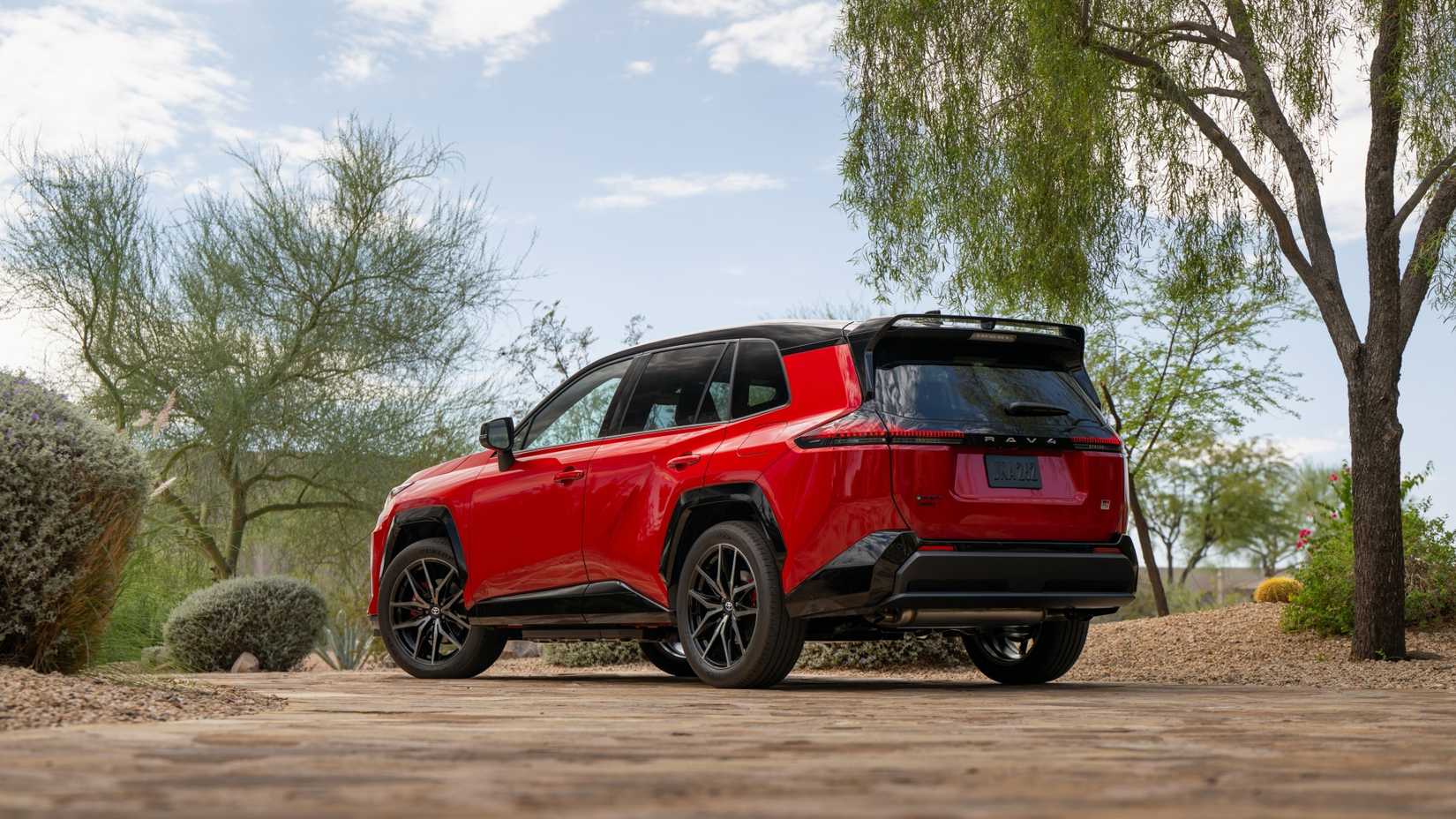 2026 トヨタ RAV4 PHEV GR スポーツのリア 3/4 ショット