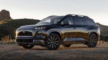 Overlook the Toyota Camry—this Subaru SUV prices much less to possess Static front 3/4 shot of a black 2027 Subaru Getaway.