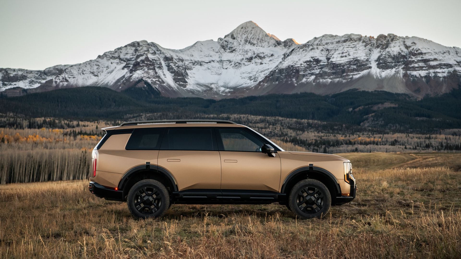 Side profile shot of a 2027 Kia Telluride