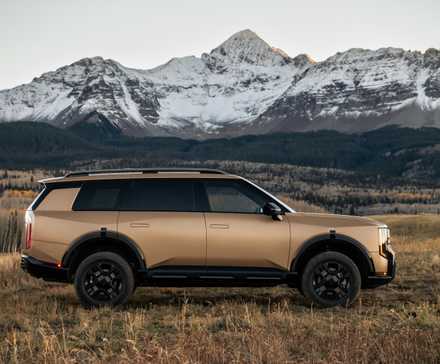 Side profile shot of a 2027 Kia Telluride