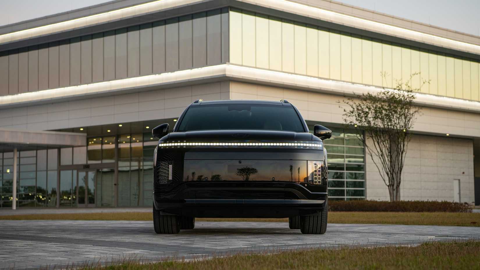 2027 Hyundai IONIQ 9 AWD Performance Calligraphy Black Ink Front Center