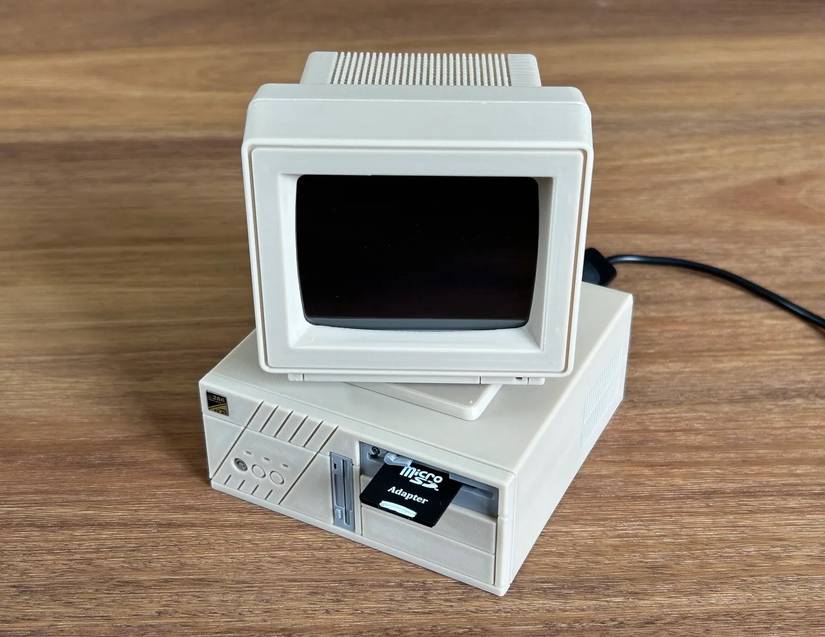 A 3D printed retro mini desktop PC case by Fantasticmrdavid on Printables.