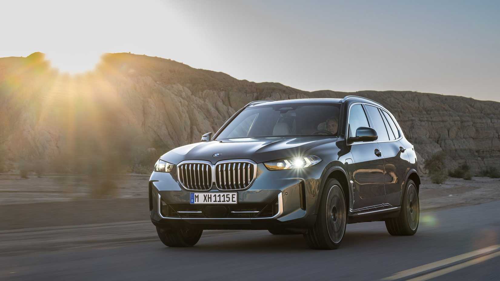 Front 3/4 shot of a 2024 BMW X5