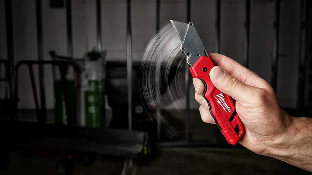 The original FASTBACK focuses on the core folding utility knife function