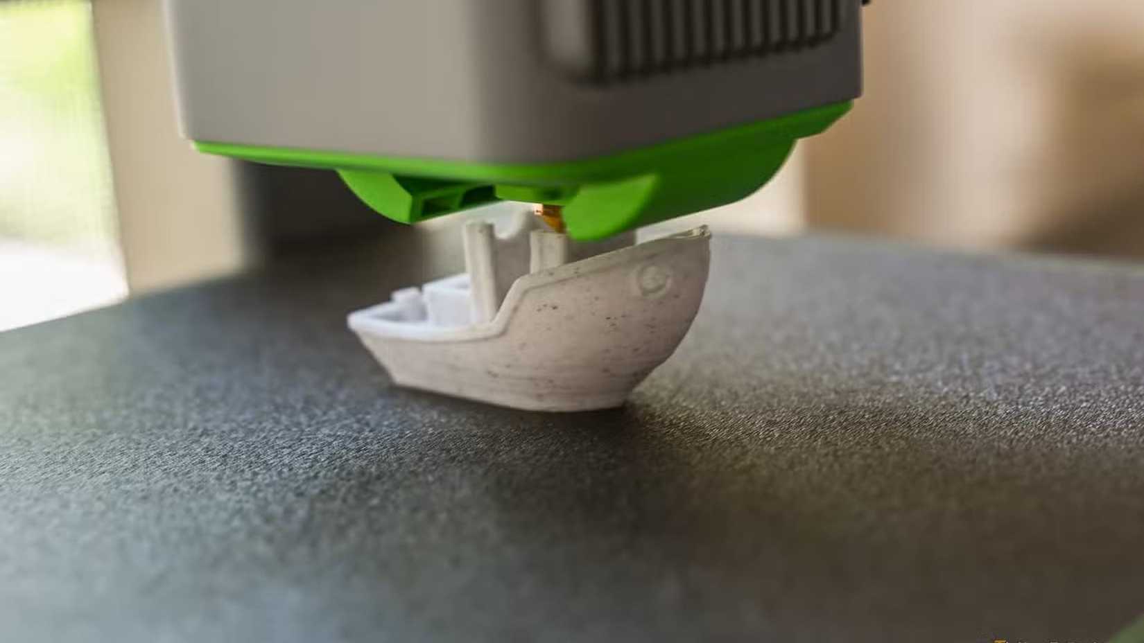 Printing a PLA benchy on the AnkerMake M5C 3D Printer