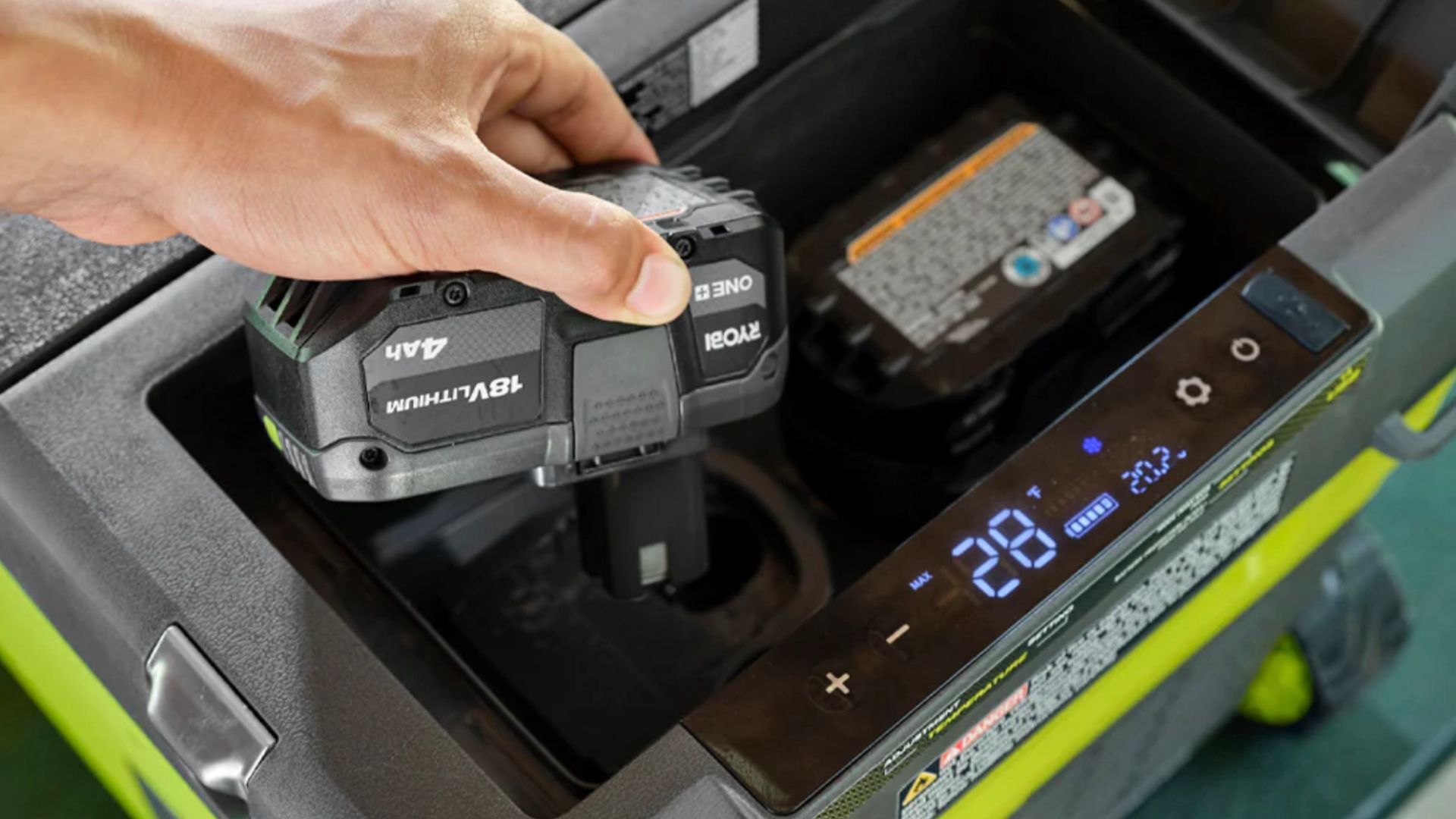 Ryobiのハイブリッドクーラーにバッテリーを装着する様子