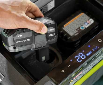 Ryobiのハイブリッドクーラーにバッテリーを装着する様子
