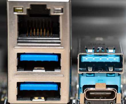 Крупный план задней панели ПК с Ethernet, синими портами USB-A и USB-C