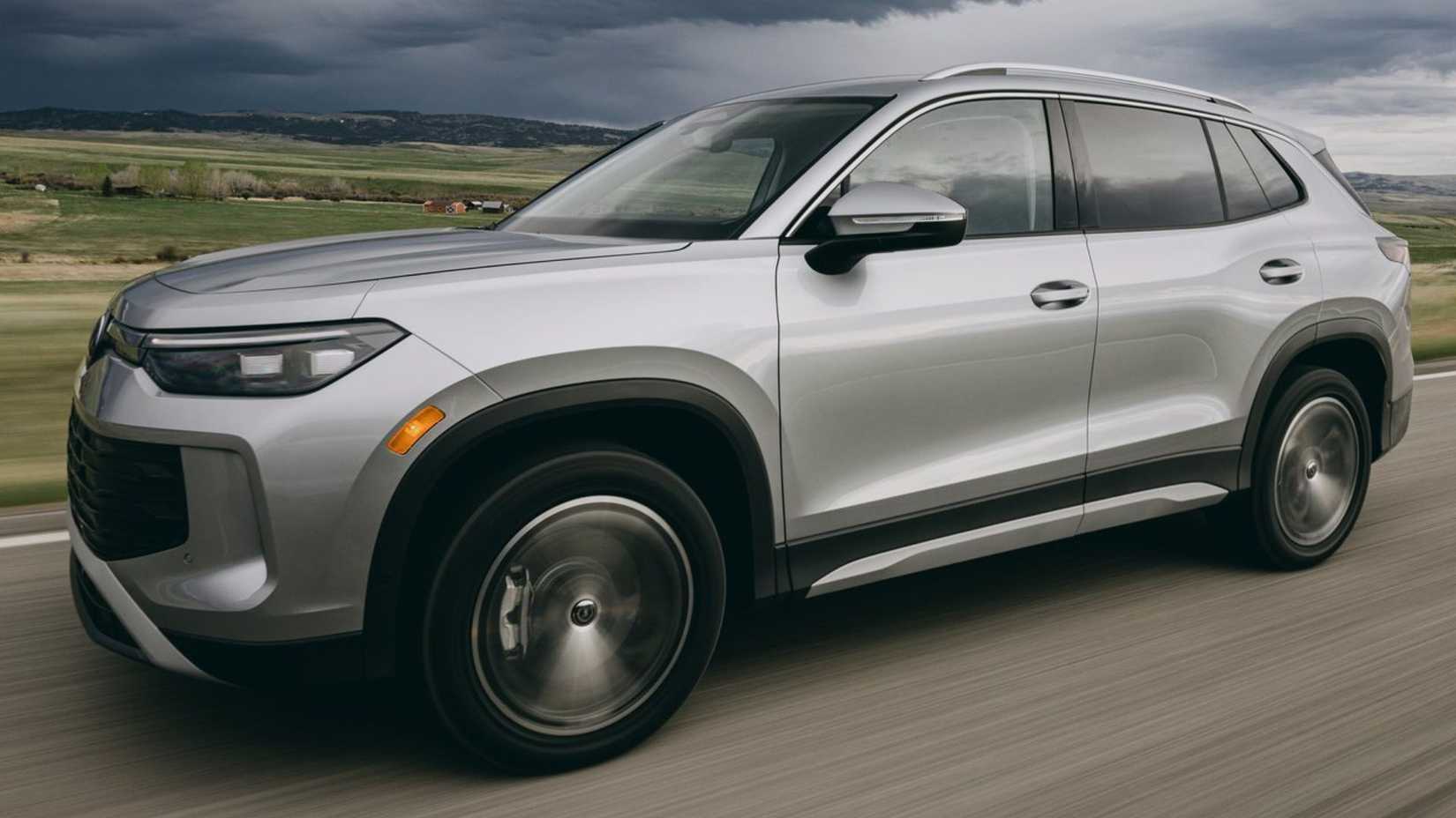 Dynamic side profile shot of a silver 2025 Volkswagen Tiguan.