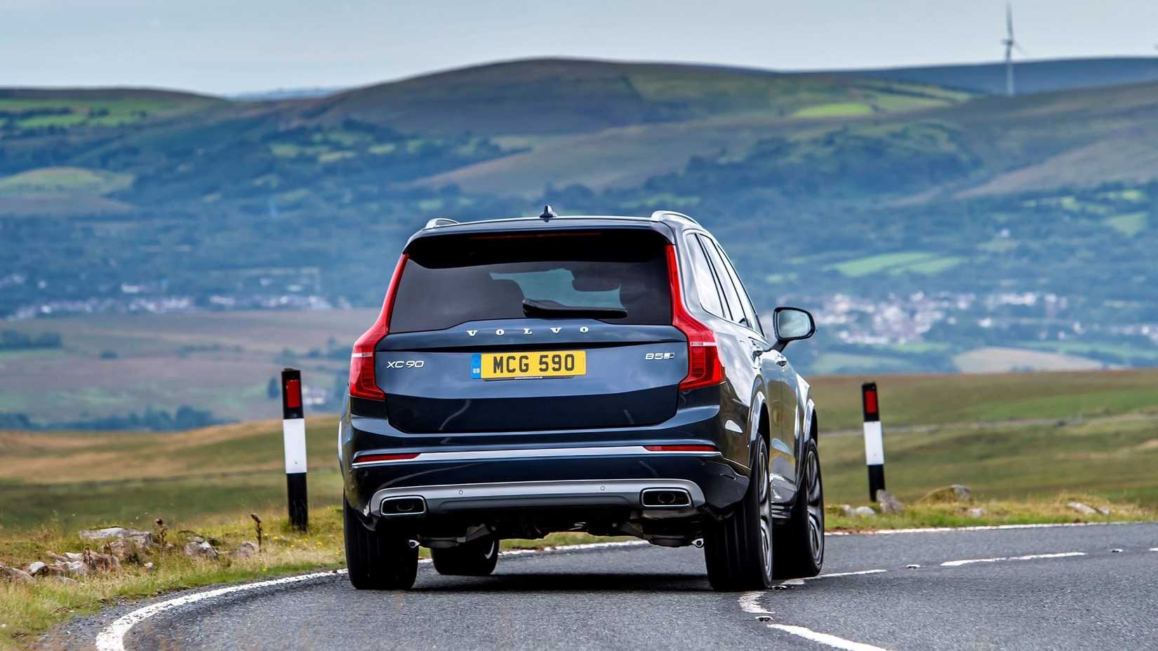 Rear 3/4 action shot of a 2020 Volvo XC90 