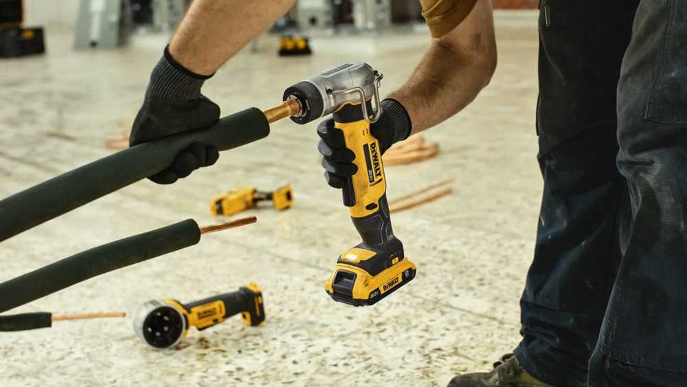 The 20V Copper Swage Tool comes with six expansion heads for different pipe sizes
