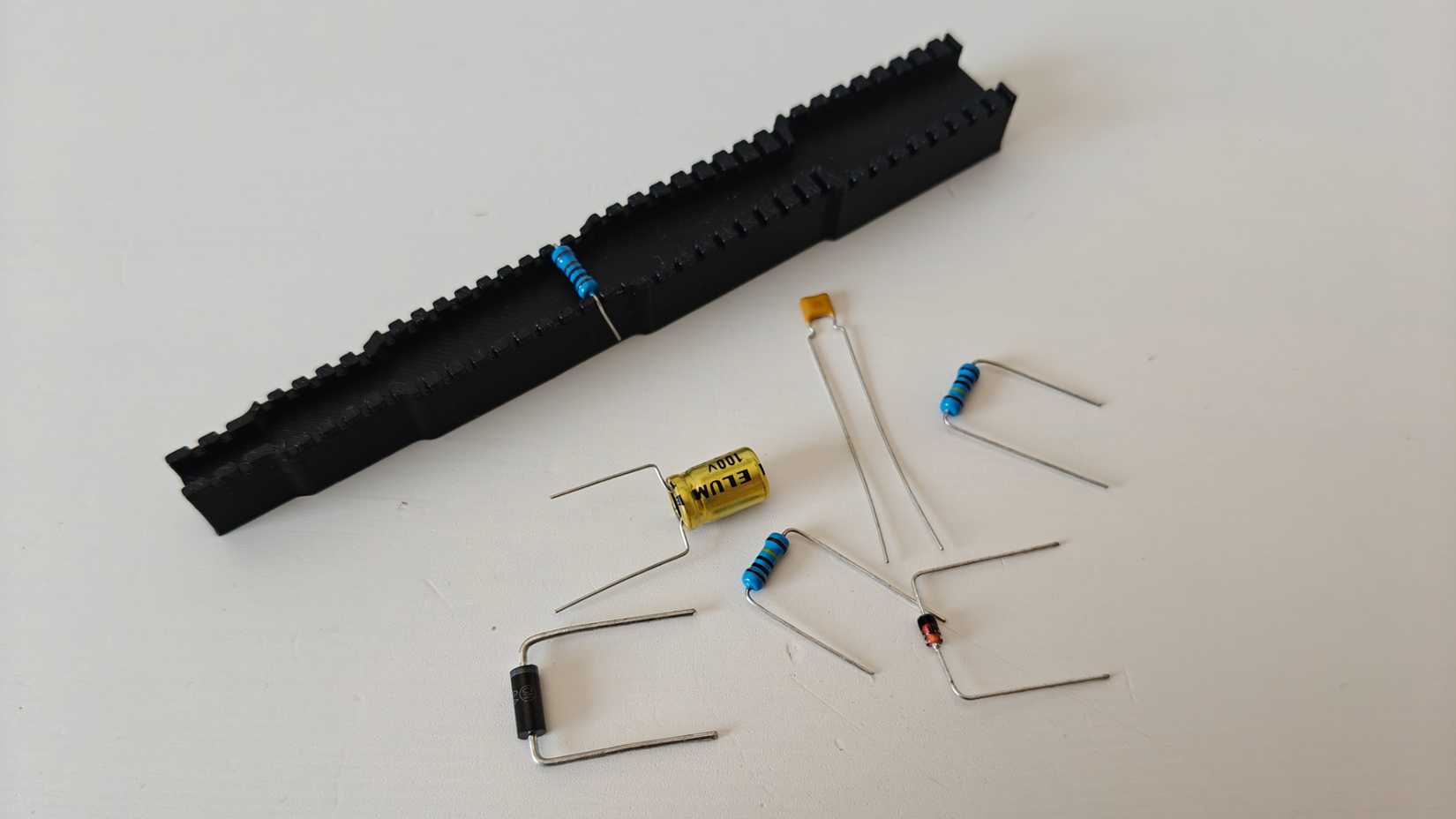 Electronics components bending jig by MakerWorld user flugtN.
