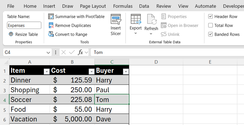 Onglet Conception de tableau Excel affichant le champ Nom de la table avec le nom Dépenses saisi au-dessus d'une liste de coûts partagés.
