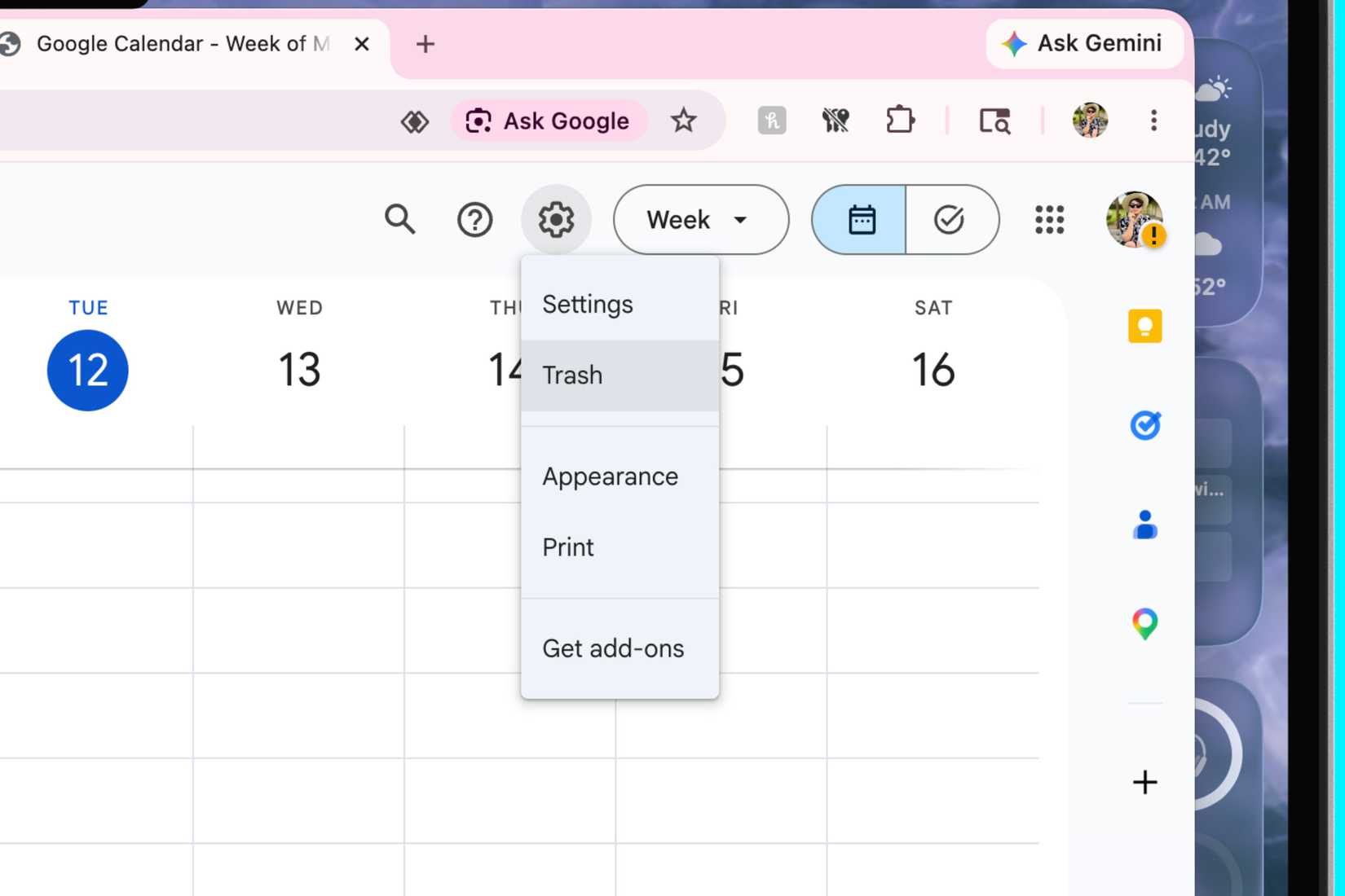 デスクトップ版の Google カレンダーの[設定]ドロップダウン メニューにある[ゴミ箱]オプション。