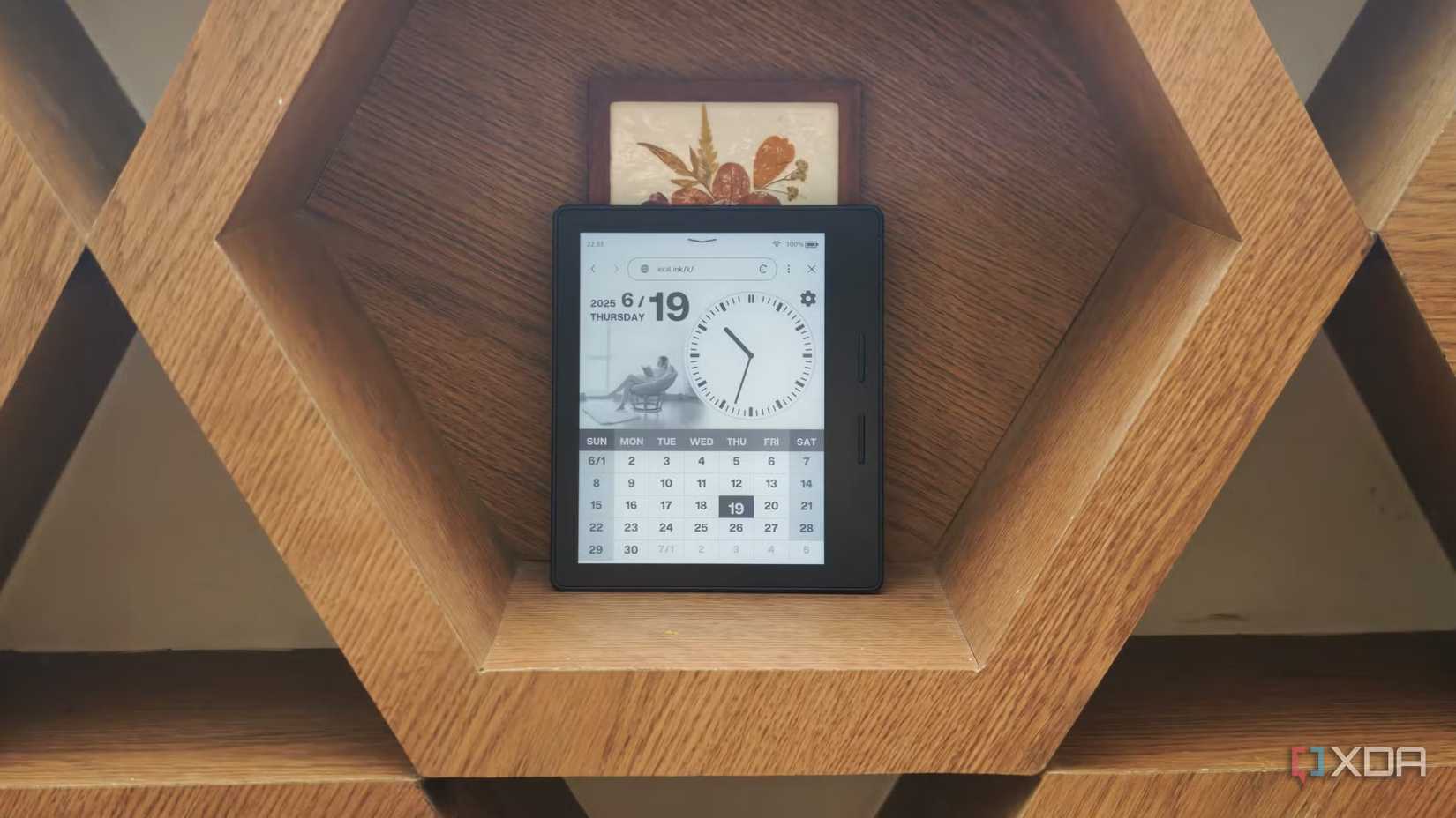 カレンダー インターフェイスを表示する Kindle 電子書籍リーダー。壁掛けカレンダー、ダッシュボード、スマート ホーム ディスプレイなどの生産性タスクに古い電子書籍リーダーを再利用する方法を示しています。