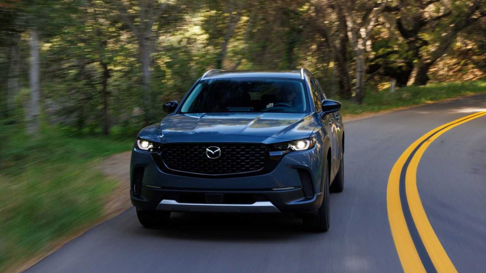 グレーの2023年マツダCX-50のダイナミックなフロントショット。