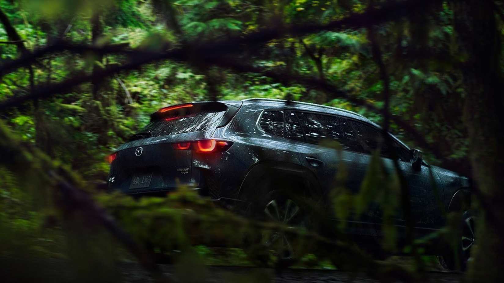 グレーの 2023 マツダ CX-50 のダイナミックなリア 3/4 ショット。