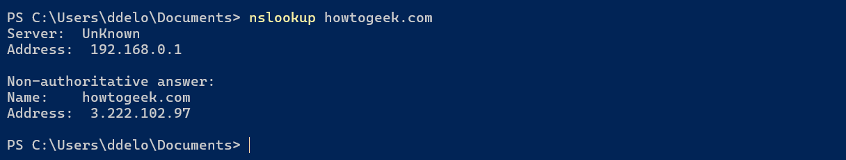 Running nslookup on howtogeek.com in PowerShell.