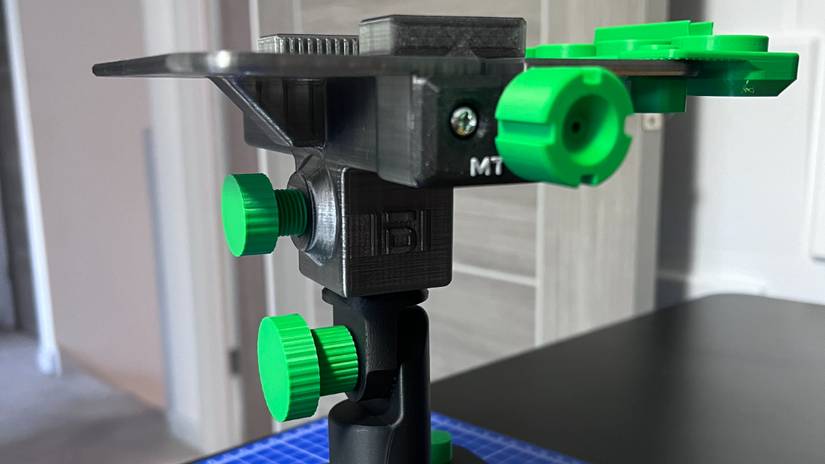 Rotating, tilting, model painting stand by MakerWorld user ThreeDimensionalThings.