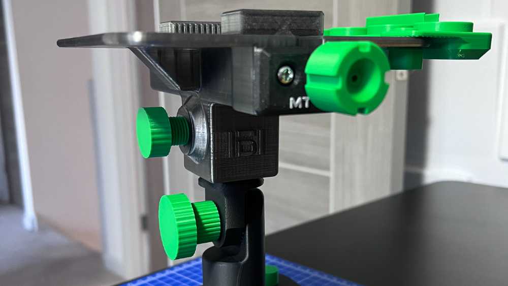 Rotating painting stand by MakerWorld user threedimensionalthings