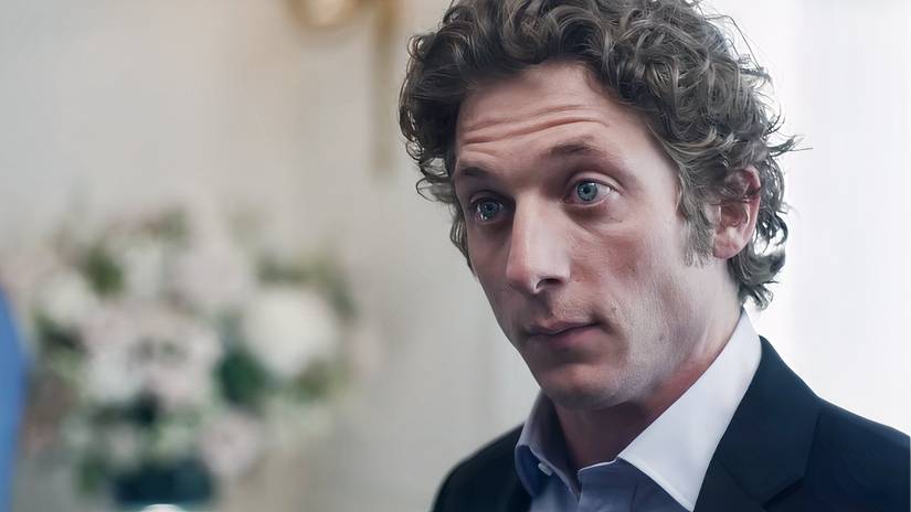 Jeremy Allen White as Carmy in The Bear. 