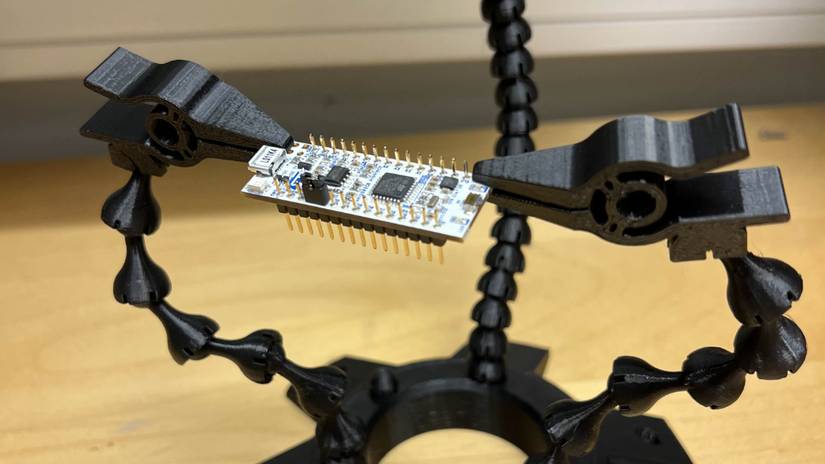 Soldering helping hands by MakerWorld user CafeAsh.