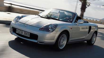 シルバーの 2000 トヨタ MR2 の 3/4 ダイナミックなフロント ショット。