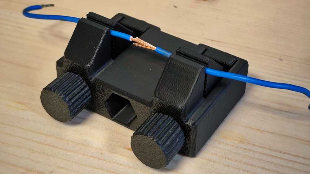 Soldering wire holder by MakerWorld user Chefkoch