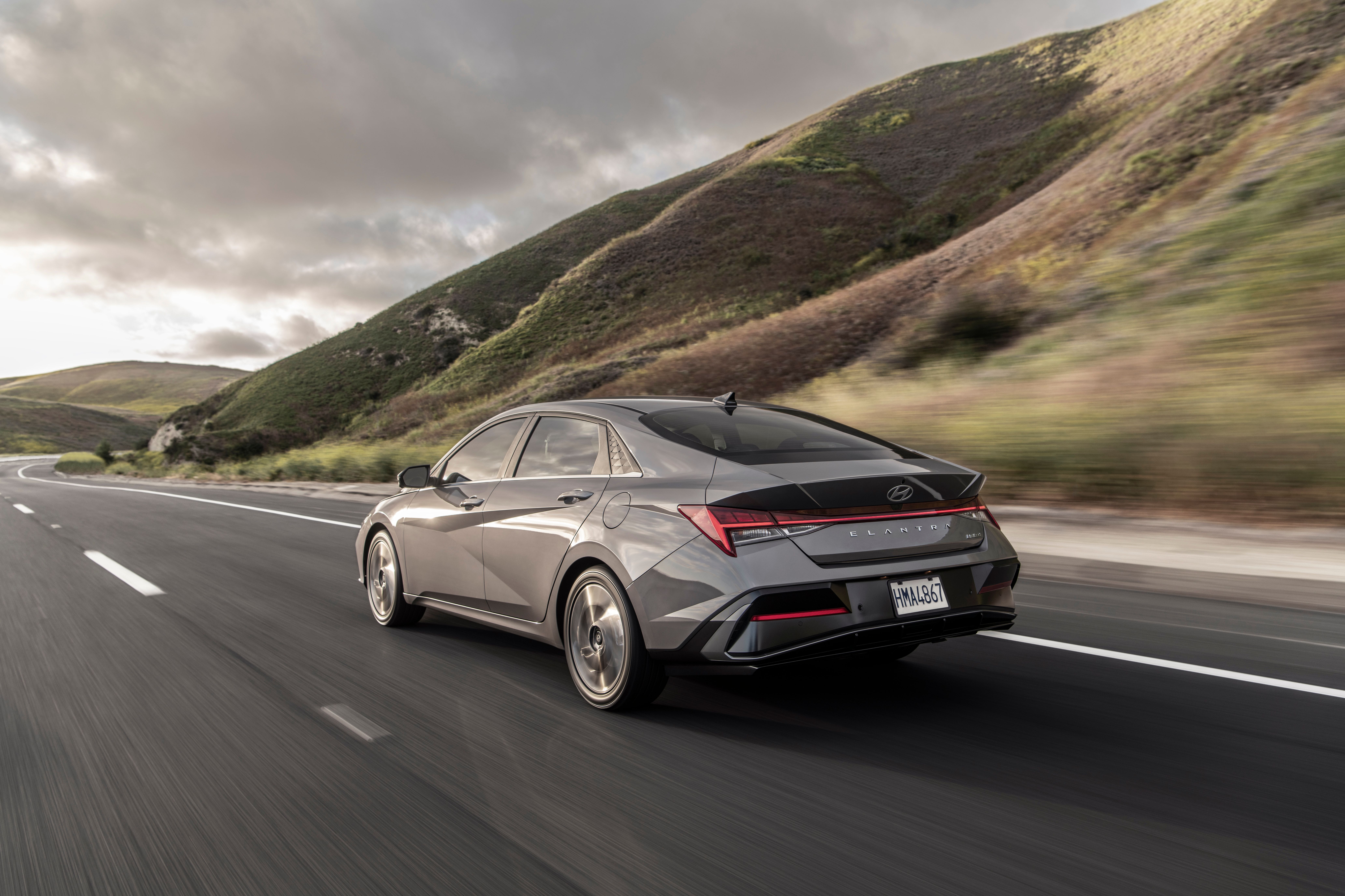 This Hyundai hybrid gets better highway mpg than the Prius and costs $3,000 less