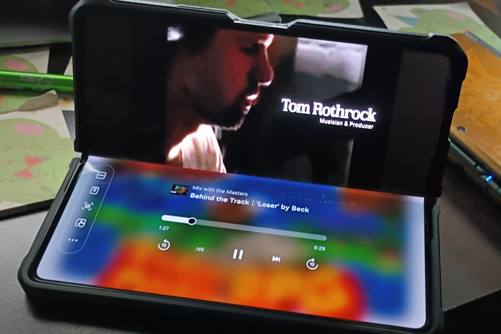 Le Samsung Galaxy Z Fold 5 s’ouvre en biais en mode Flex.