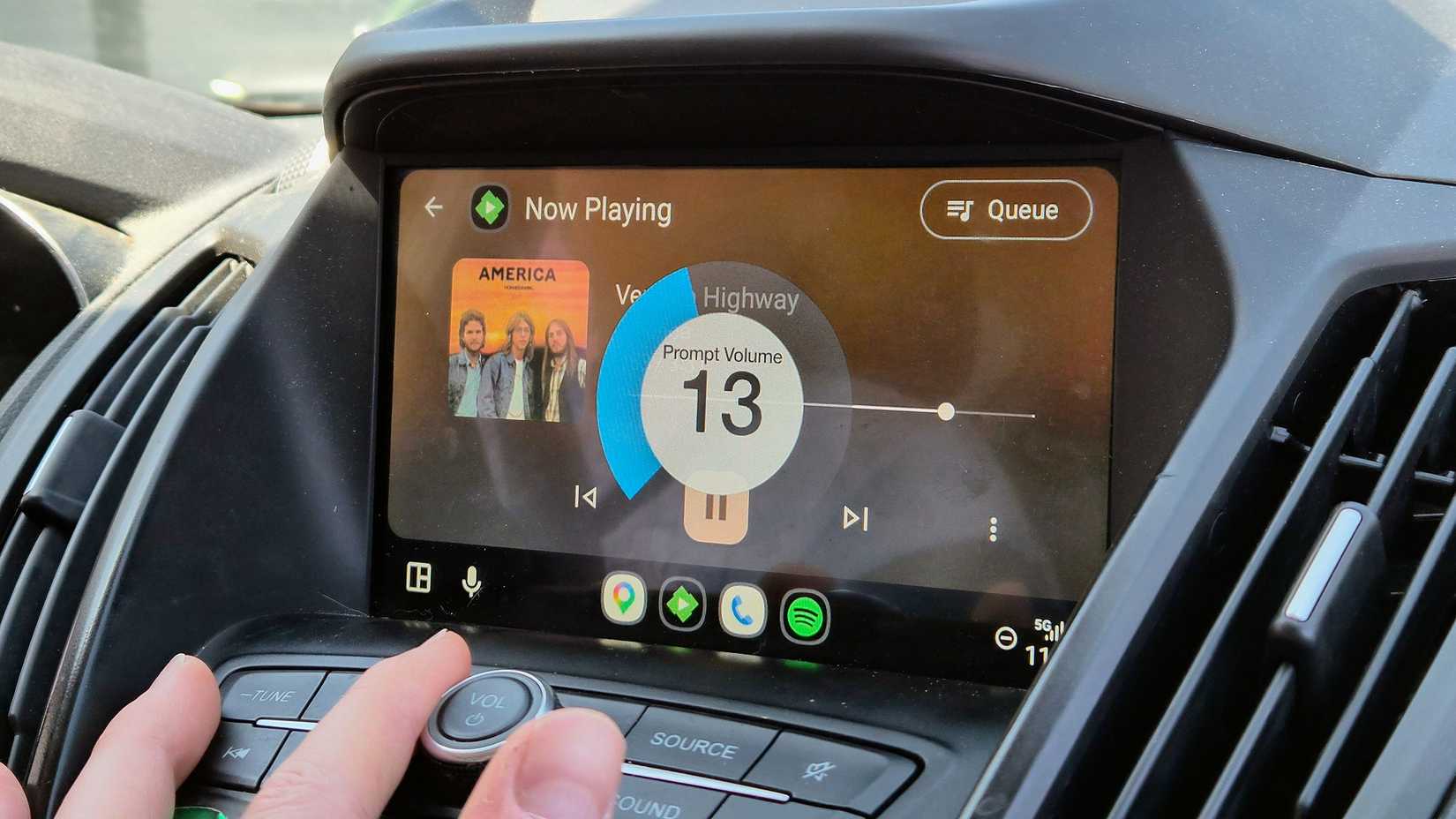 インフォテインメント システムの音声ナビゲーション指示中の Android Auto プロンプトの音量を調整します。