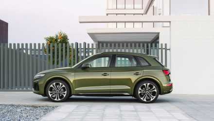 Side profile shot of a 2021 Audi Q5