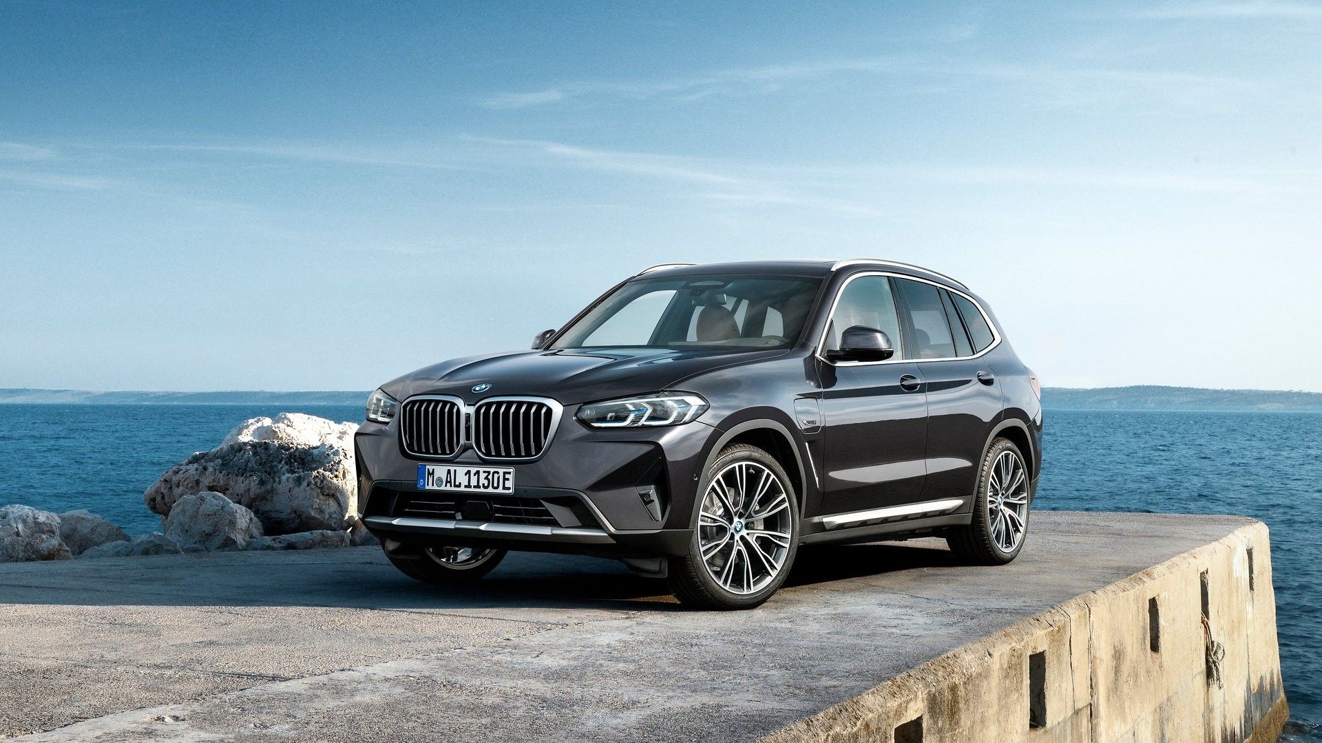 Front 3/4 shot of a 2022 BMW X3