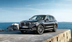 Front 3/4 shot of a 2022 BMW X3