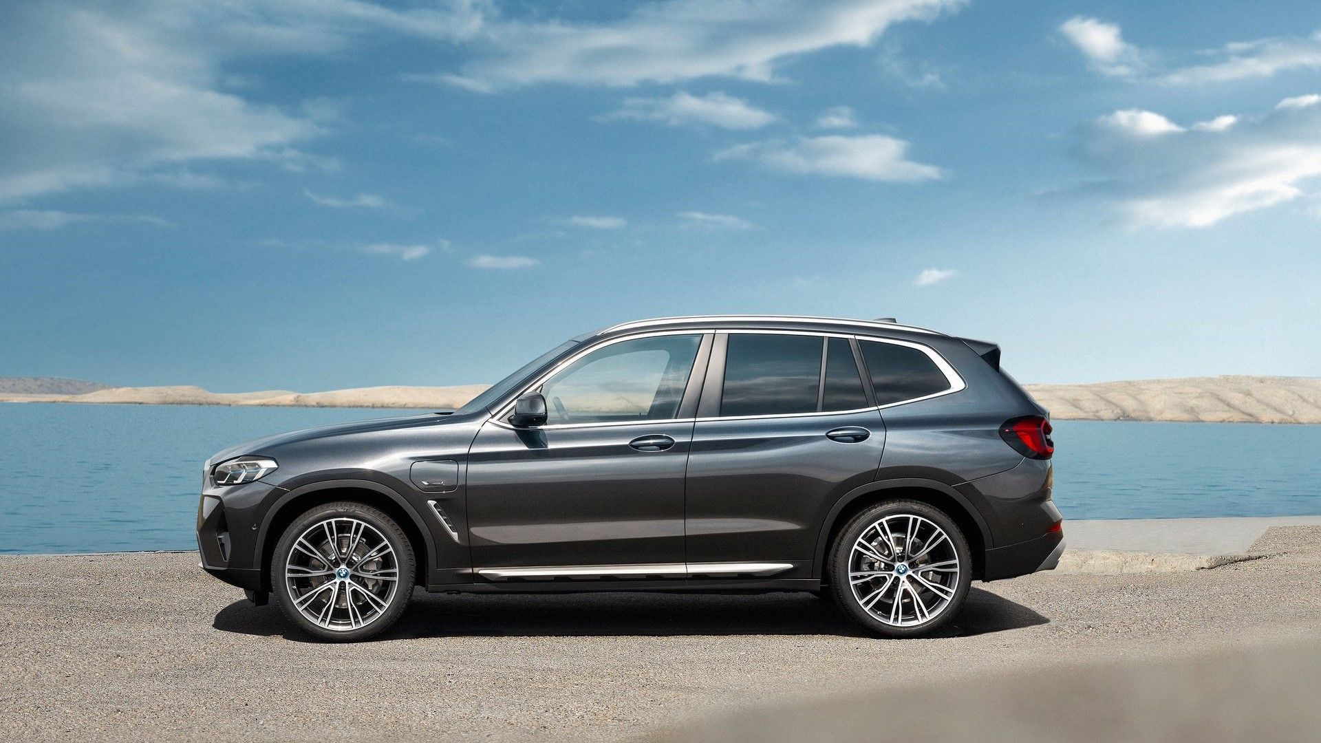Side profile shot of a 2022 BMW X3