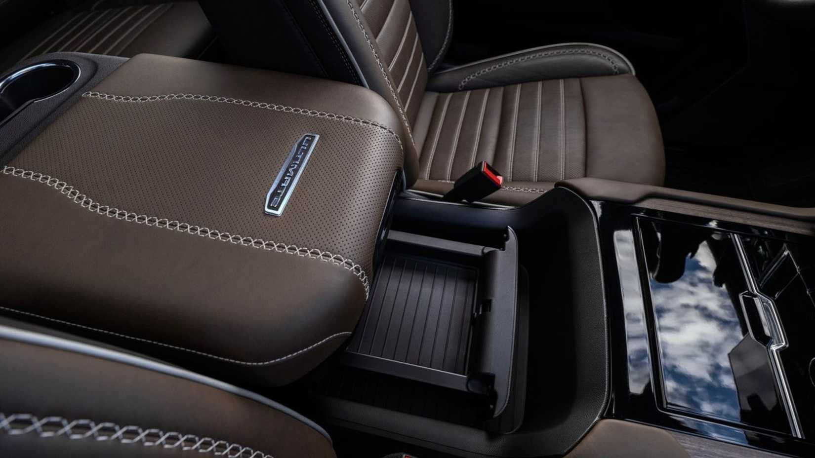 2025 GMC ユーコン デナリのセンター コンソールの写真。