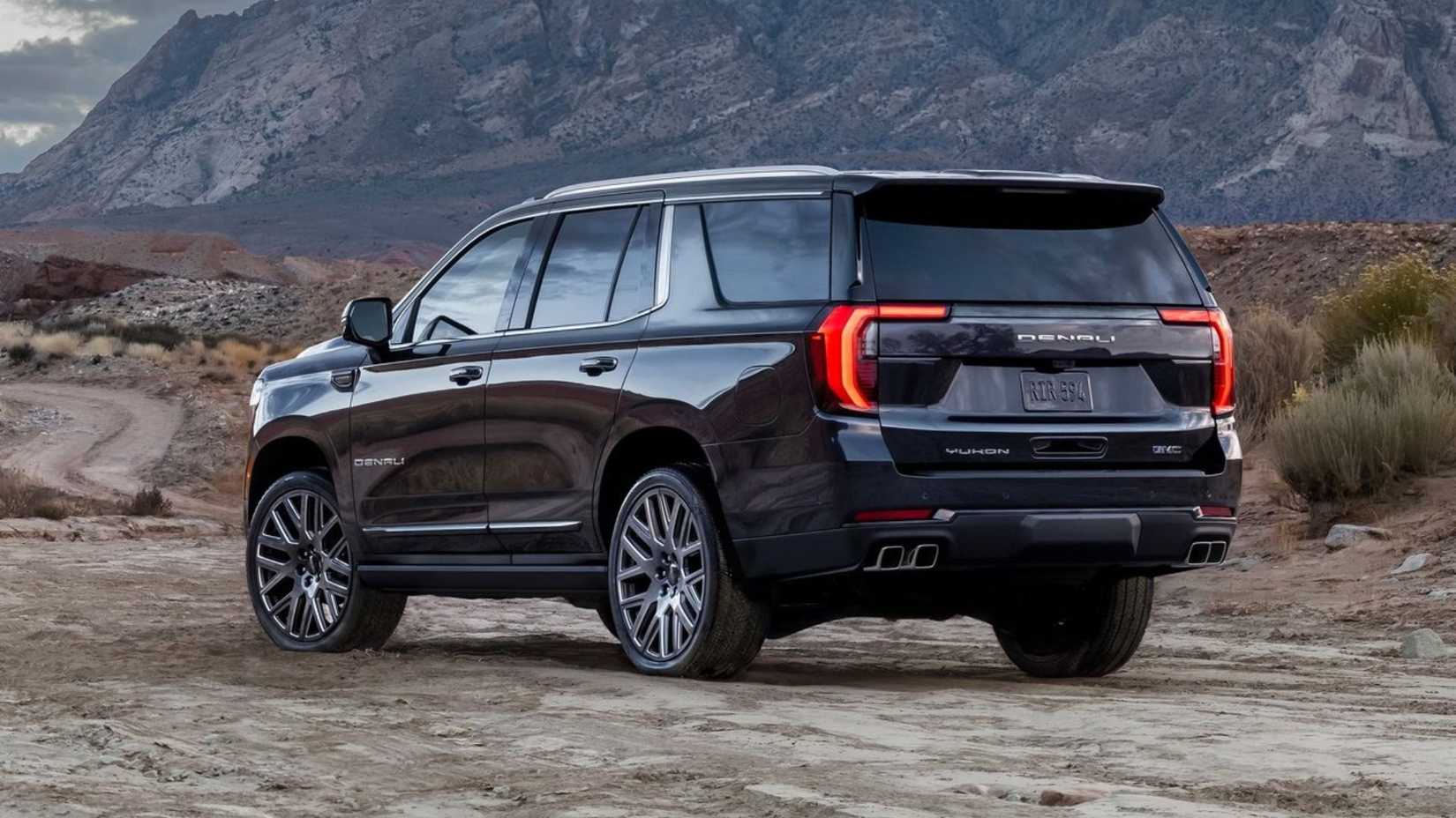 2025 GMC ユーコン デナリ ブラック スタティック リア 3/4 ショット。