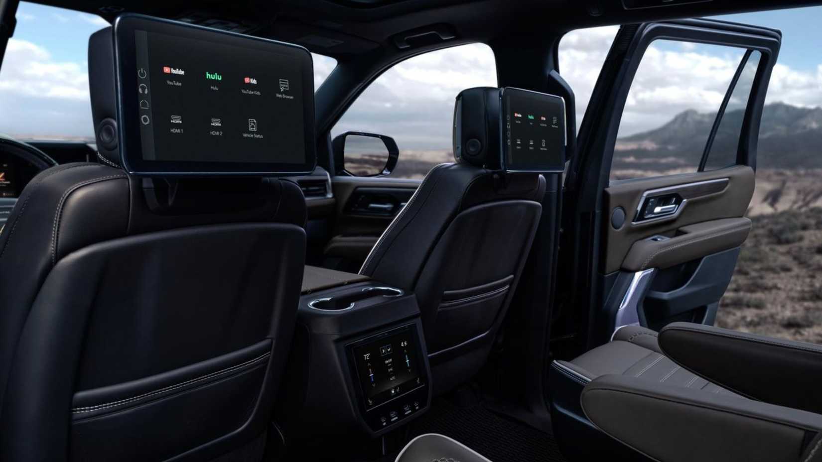 2025 GMC ユーコン デナリの 2 列目エンターテイメント スクリーンのショット。