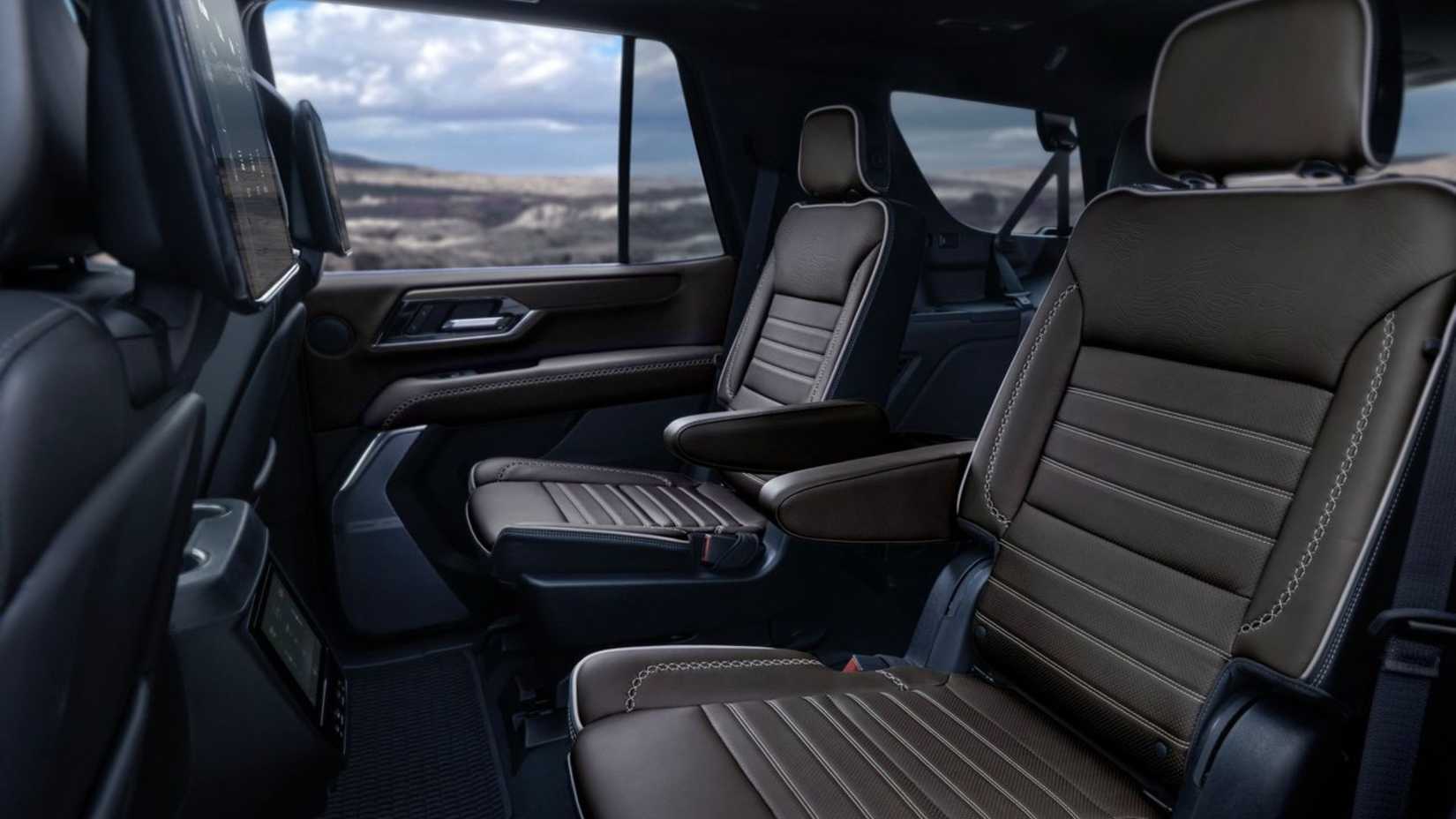 2025 GMC ユーコン デナリの 2 列目シートの写真。