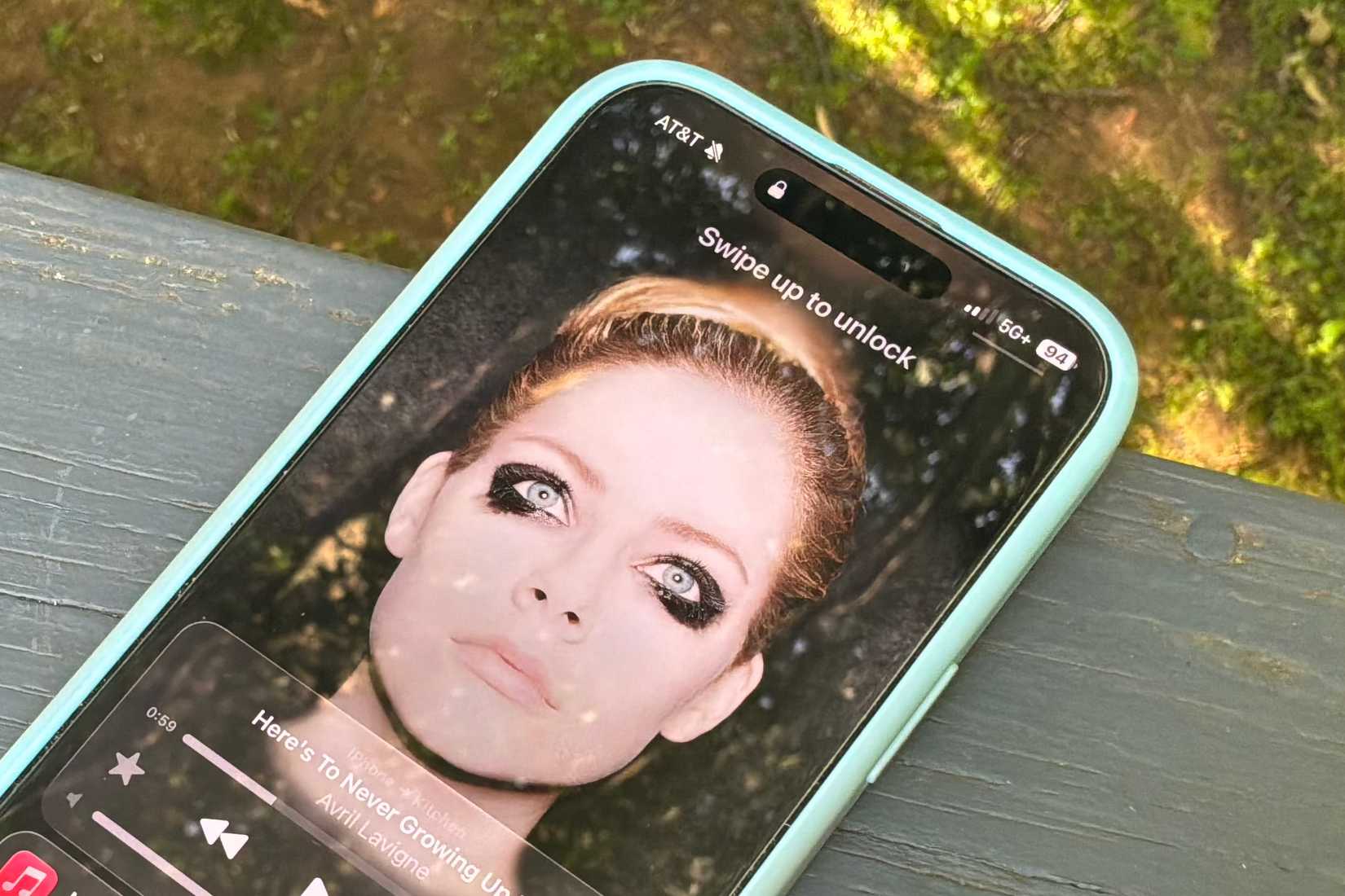 Phone with poor cellular service on the desk while listening to music by Avril Lavigne.