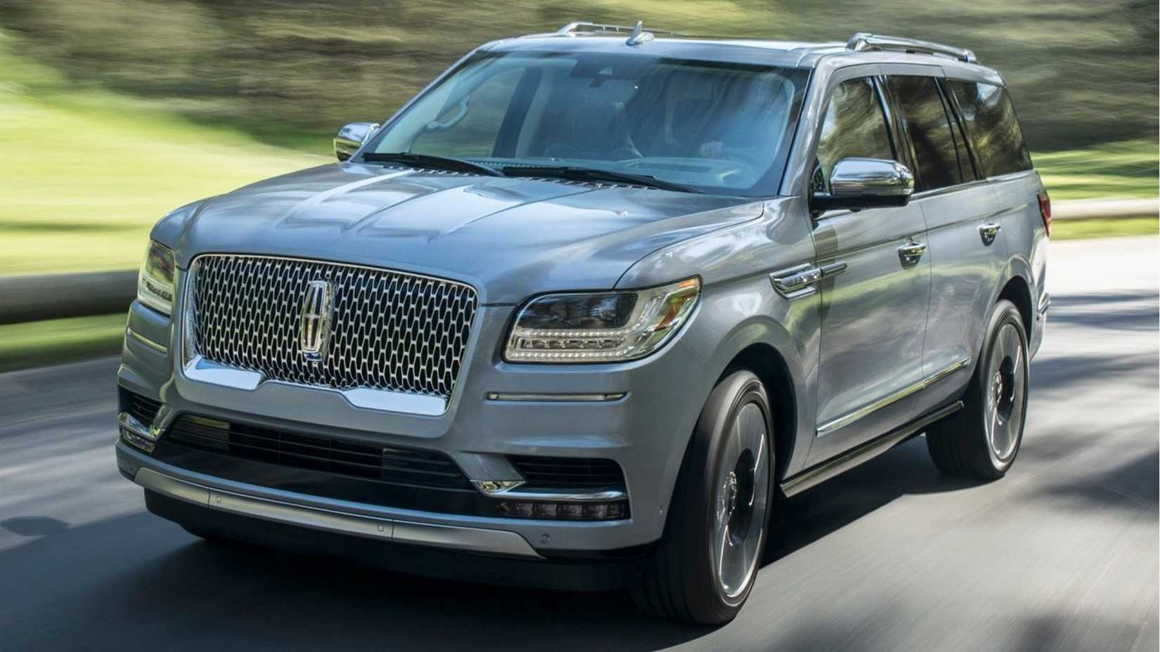 Dynamic front 3/4 shot of a 2018 Lincoln Navigator.